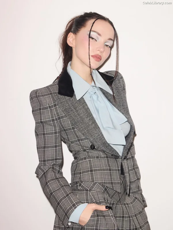 Dove Cameron photo 24 of 620