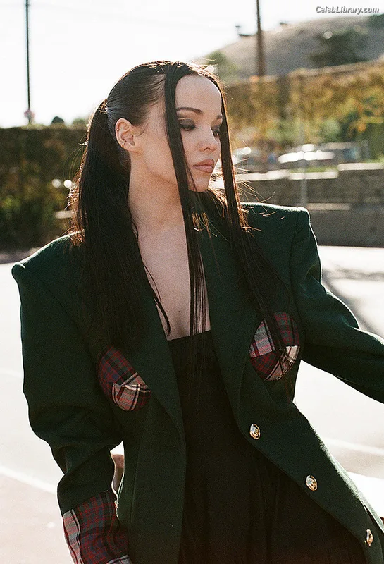 Dove Cameron photo 10 of 620