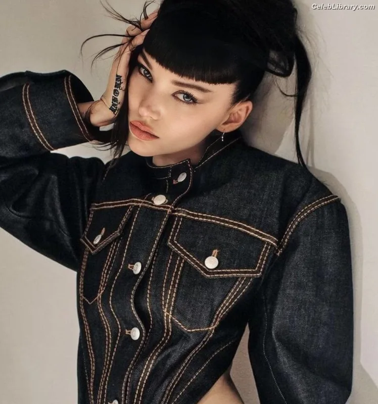Dove Cameron photo 17 of 620