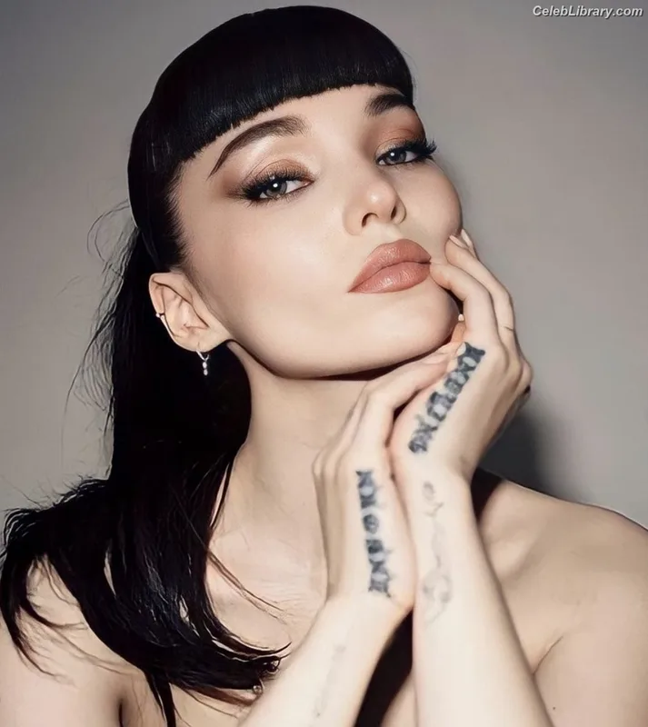 Dove Cameron photo 19 of 620