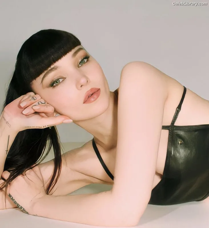 Dove Cameron photo 20 of 620