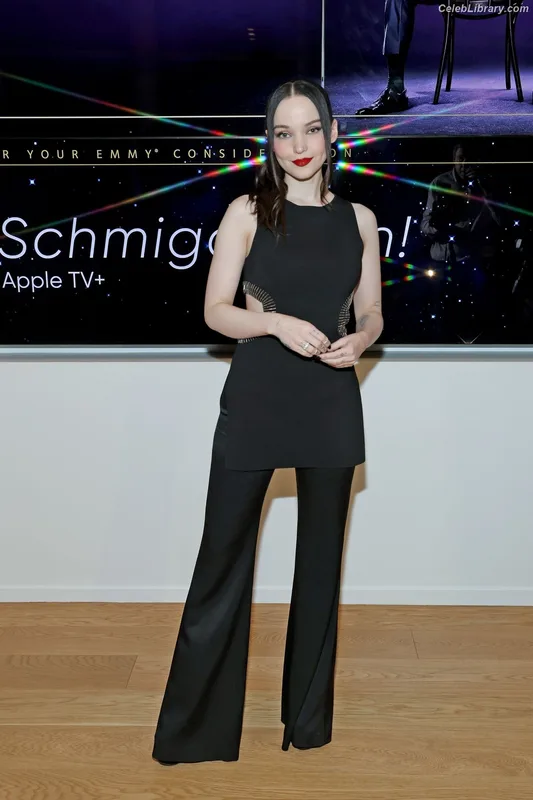 Dove Cameron photo 10 of 620