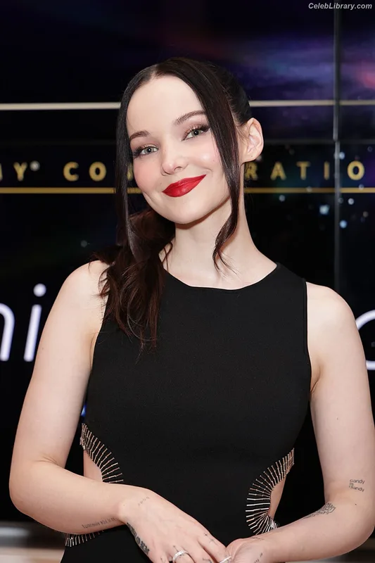 Dove Cameron photo 11 of 620