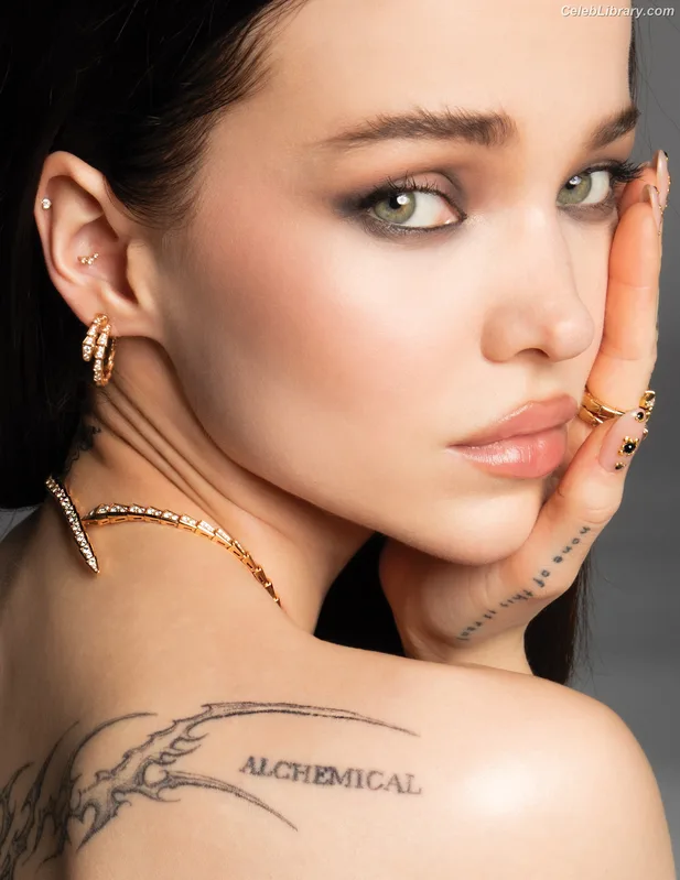 Dove Cameron photo 5 of 620
