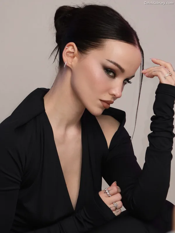 Dove Cameron photo 1 of 620