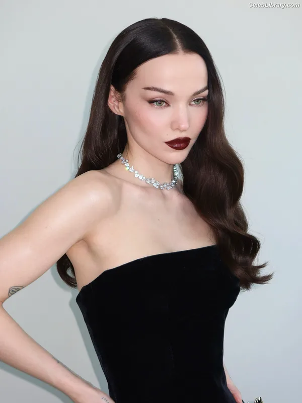 Dove Cameron photo 3 of 620