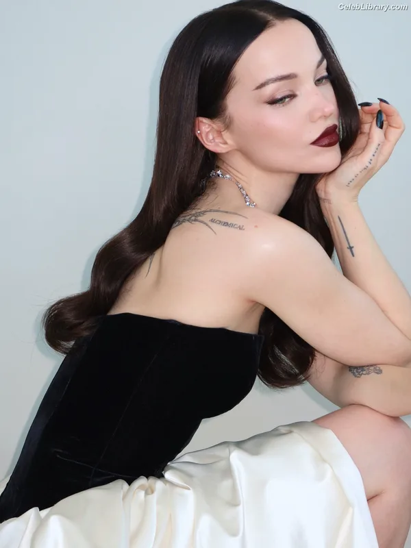 Dove Cameron photo 4 of 620