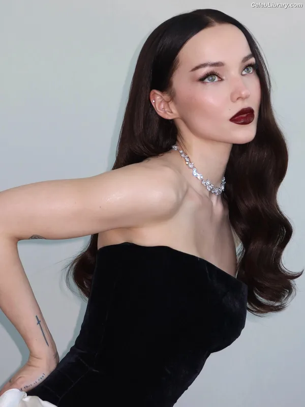 Dove Cameron photo 5 of 620