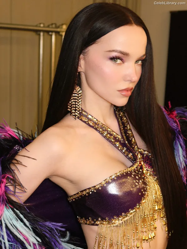 Dove Cameron photo 8 of 620