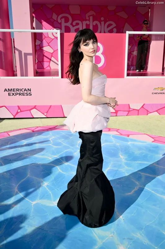 Dove Cameron photo 11 of 620