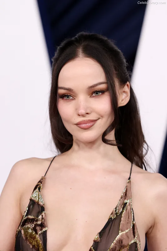 Dove Cameron photo 17 of 620