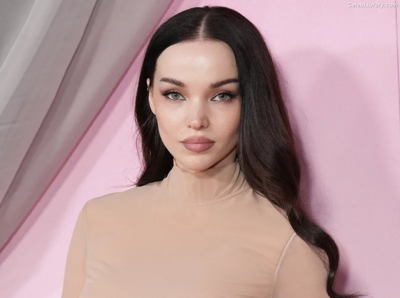Dove Cameron photo 14 of 620