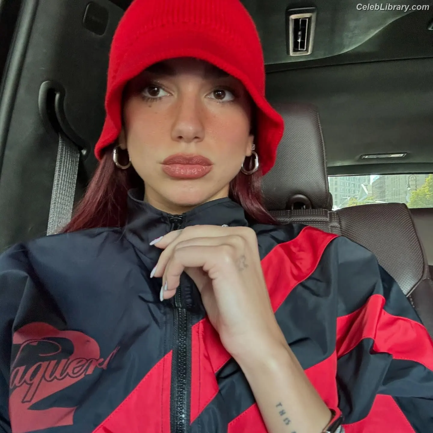 Dua Lipa photo 1 of 7813