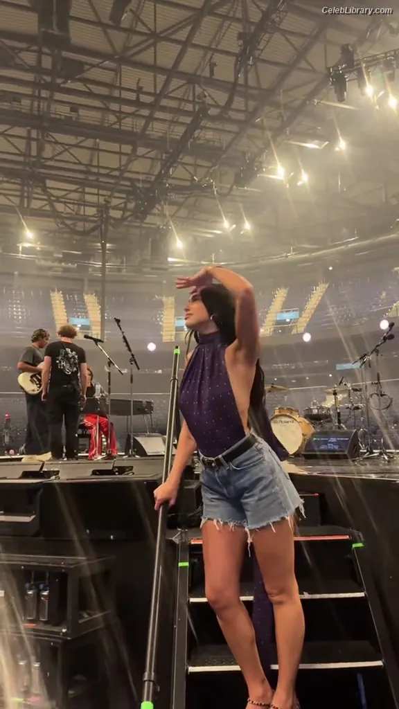 Dua Lipa photo 7 of 7813