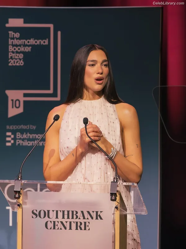 Dua Lipa photo 1 of 7804