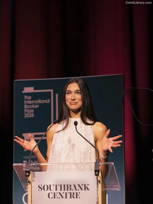 Dua Lipa photo 3 of 7804