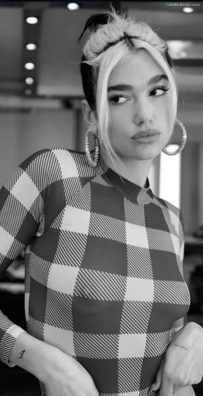 Dua Lipa photo 1 of 7804