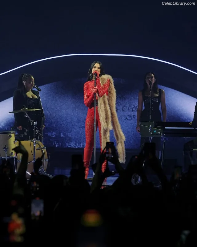 Dua Lipa photo 12 of 7804