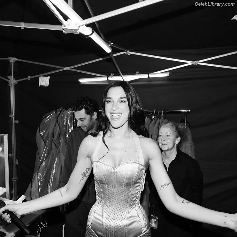 Dua Lipa photo 1 of 7804