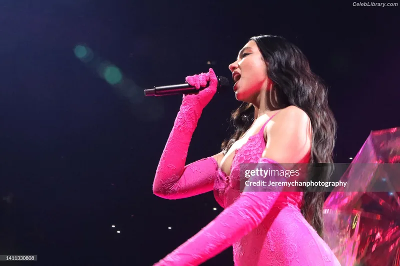 Dua Lipa photo 1 of 7804