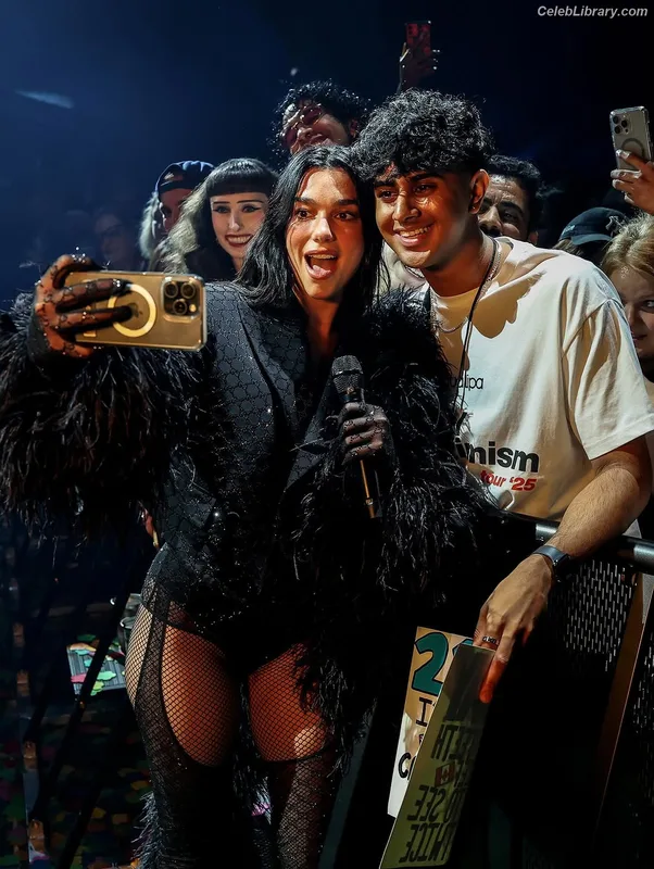 Dua Lipa photo 3 of 7804
