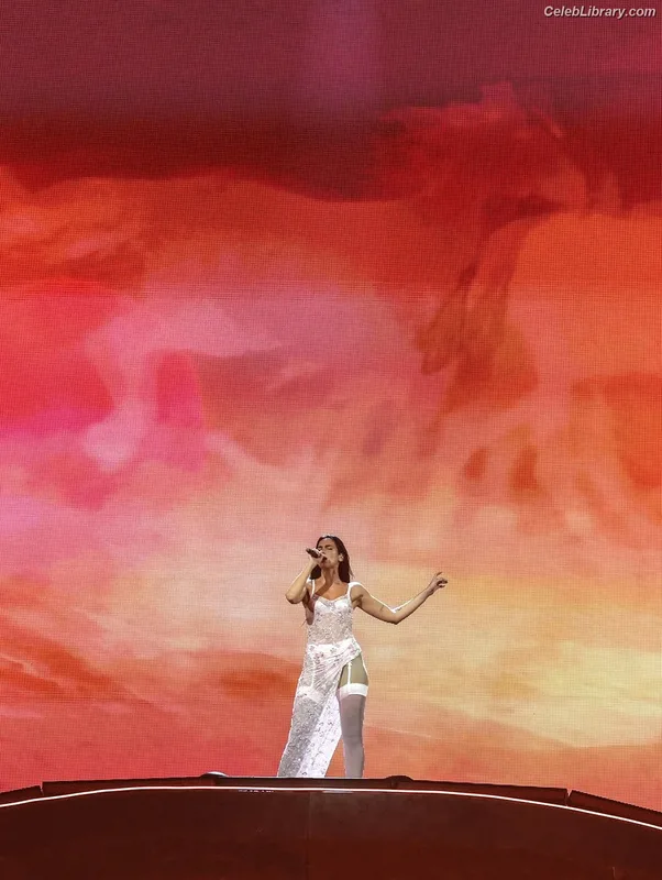 Dua Lipa photo 4 of 7804