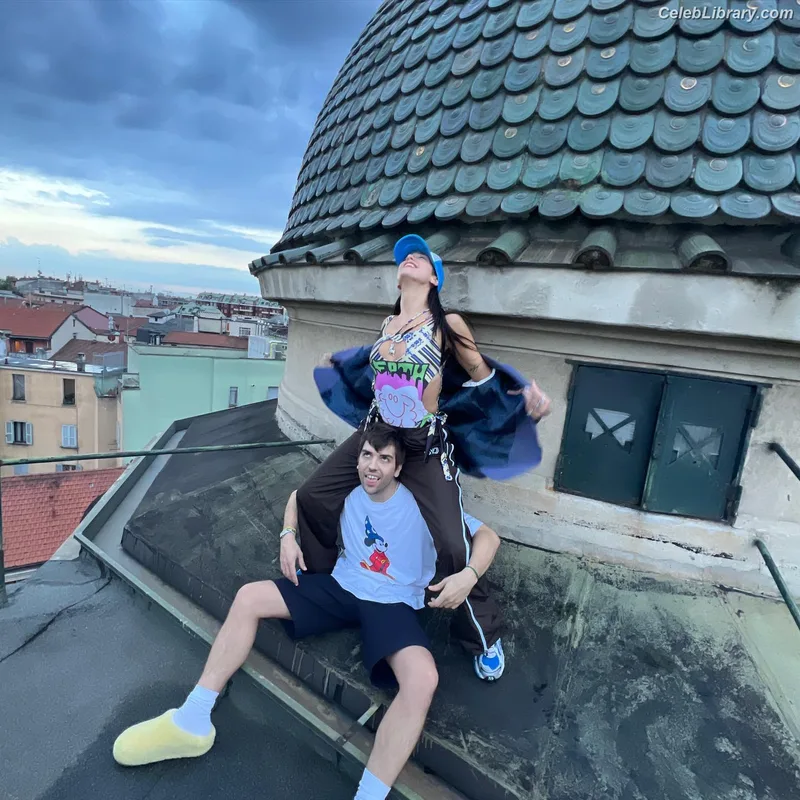 Dua Lipa photo 1 of 7804