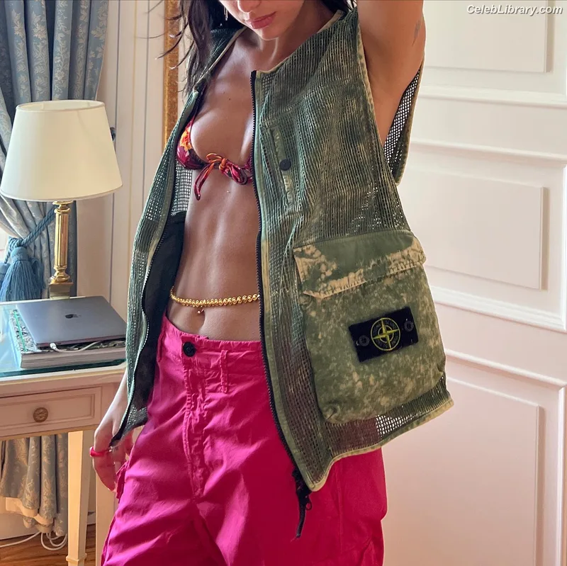 Dua Lipa photo 21 of 7804