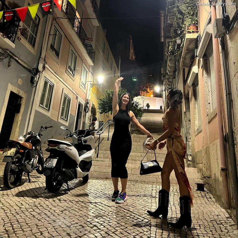 Dua Lipa photo 1 of 7804