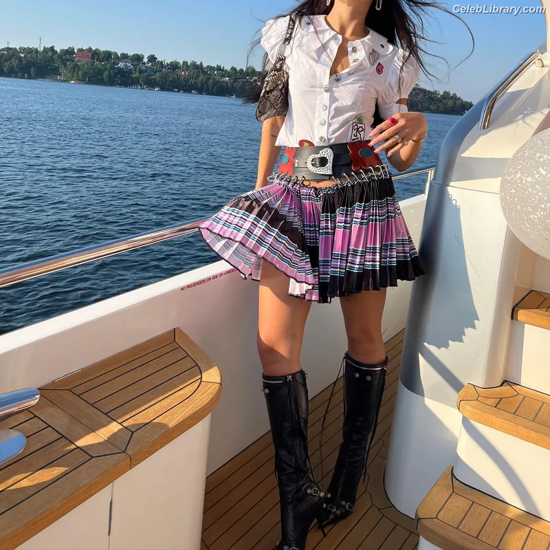 Dua Lipa photo 1 of 7804