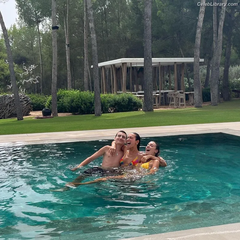 Dua Lipa photo 17 of 7804