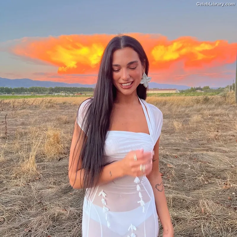 Dua Lipa photo 1 of 7804