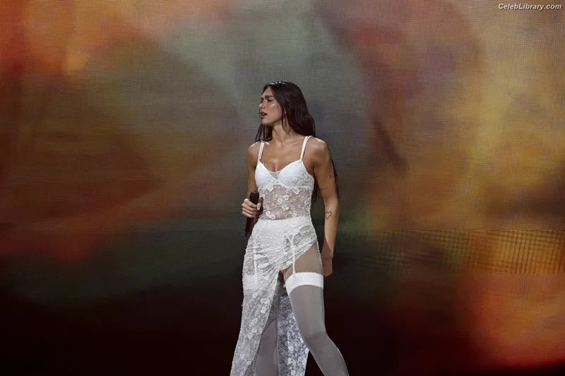 Dua Lipa photo 1 of 7804