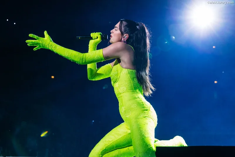 Dua Lipa photo 9 of 7804