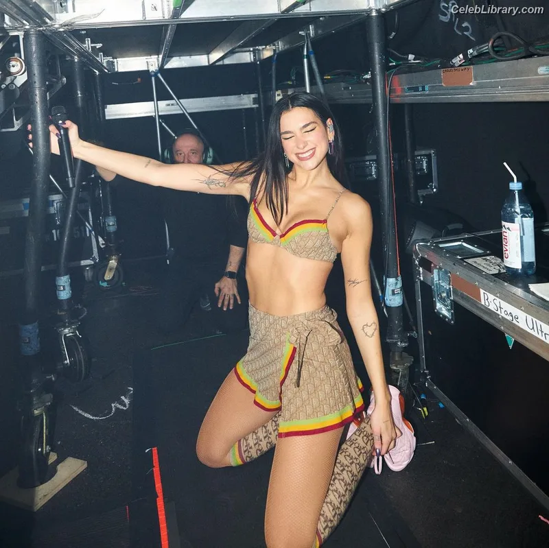 Dua Lipa photo 1 of 7804