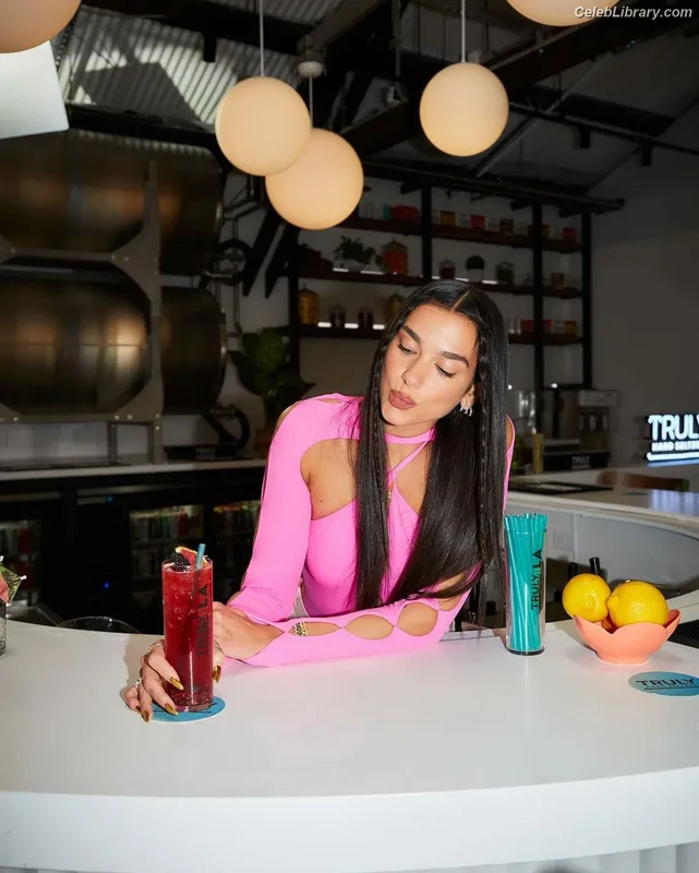 Dua Lipa photo 17 of 7804