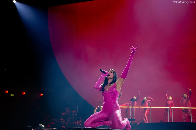 Dua Lipa photo 17 of 7804
