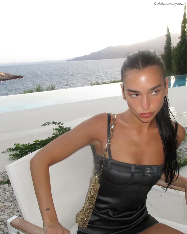 Dua Lipa photo 1 of 7804