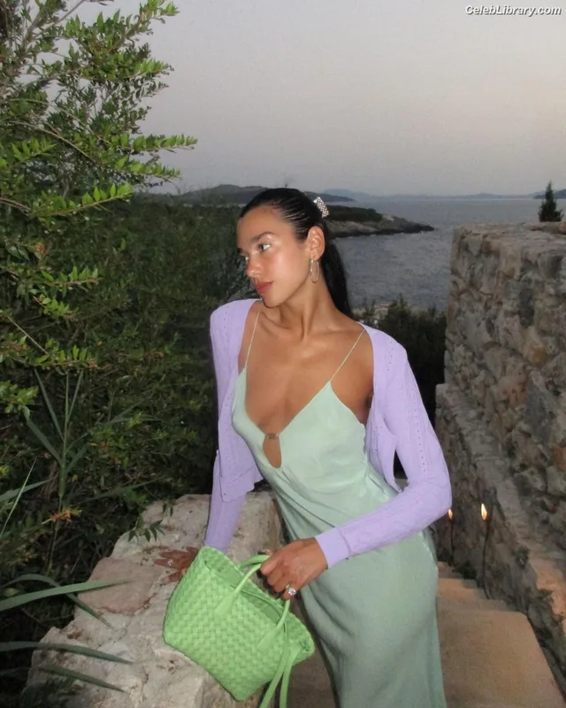 Dua Lipa photo 2 of 7804