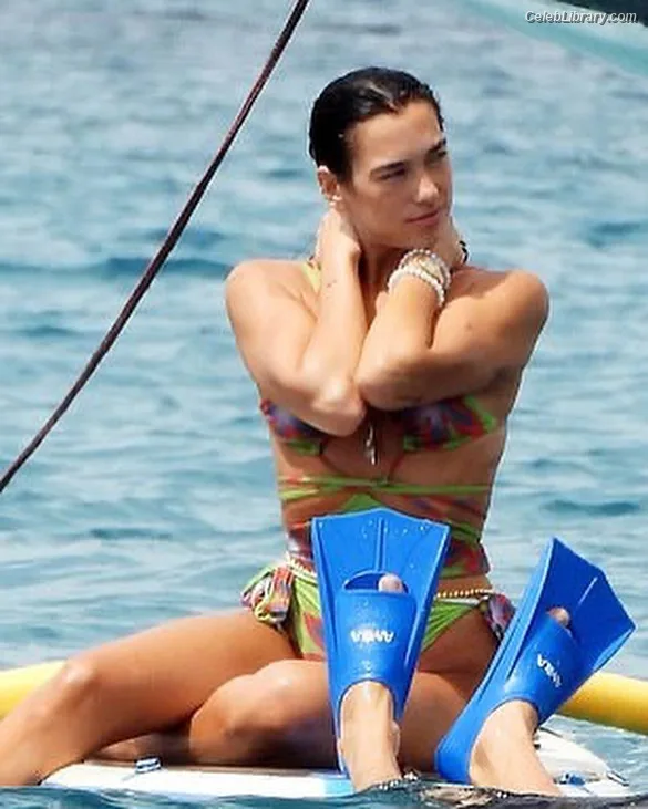 Dua Lipa photo 10 of 7804