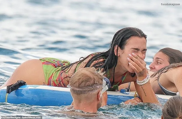 Dua Lipa photo 2 of 7804