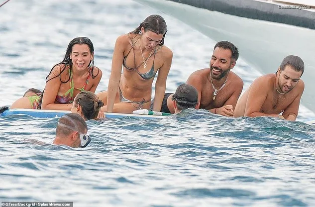 Dua Lipa photo 13 of 7804