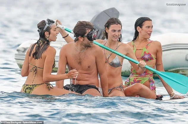 Dua Lipa photo 3 of 7804