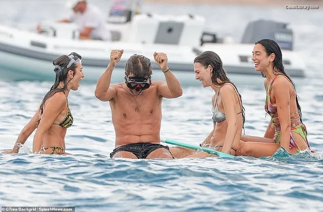 Dua Lipa photo 11 of 7804