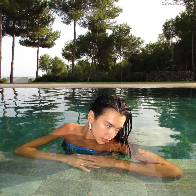 Dua Lipa photo 1 of 7804