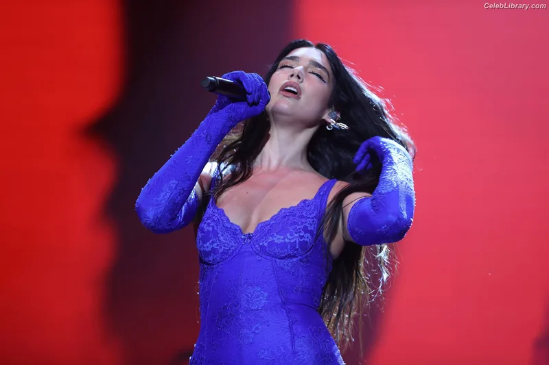 Dua Lipa photo 1 of 7804
