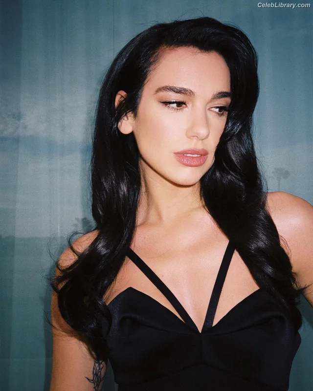 Dua Lipa photo 1 of 7804