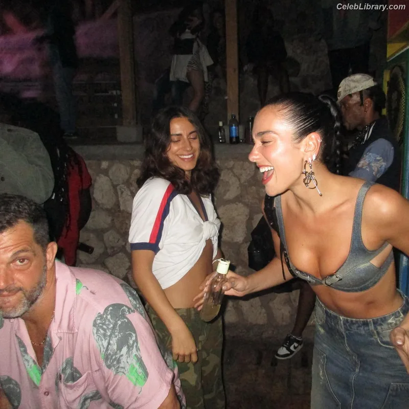 Dua Lipa photo 1 of 7804