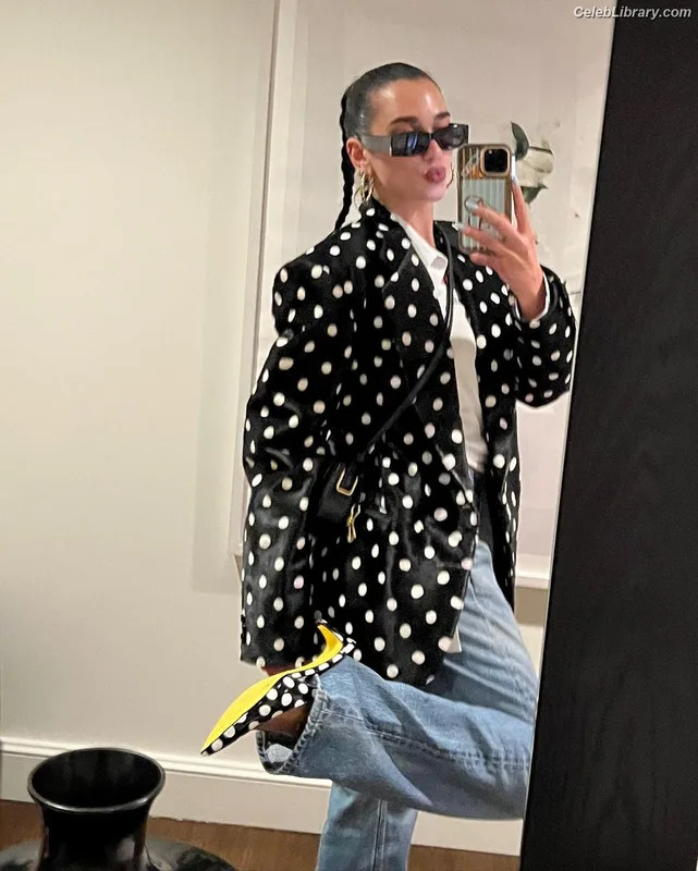 Dua Lipa photo 22 of 7804