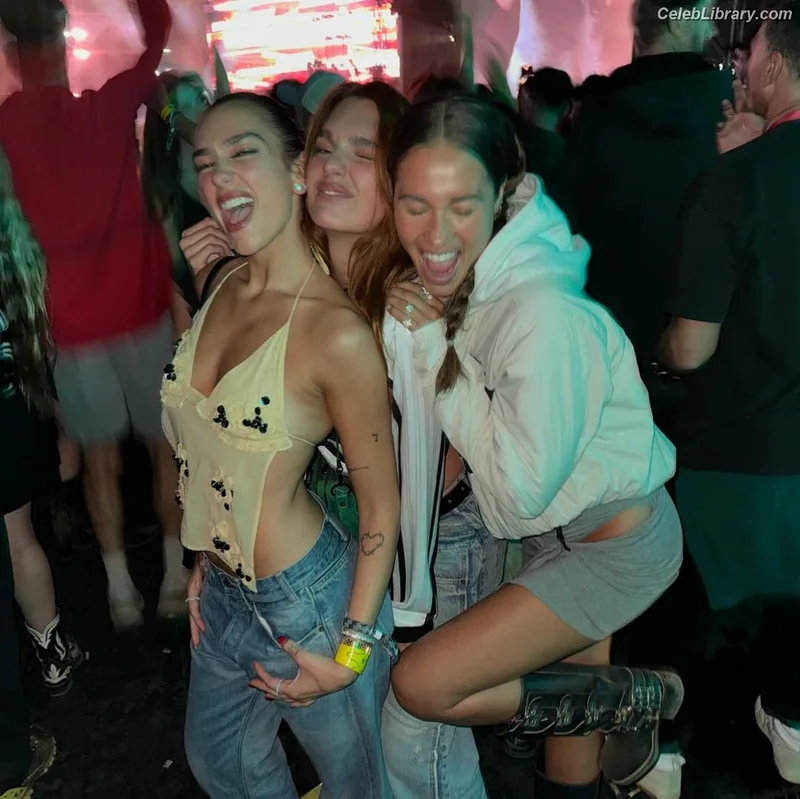 Dua Lipa photo 1 of 7804